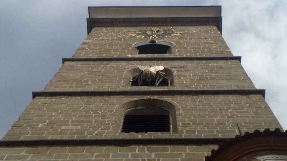 Obří moucha na Černé věži v Českých Budějovicích
