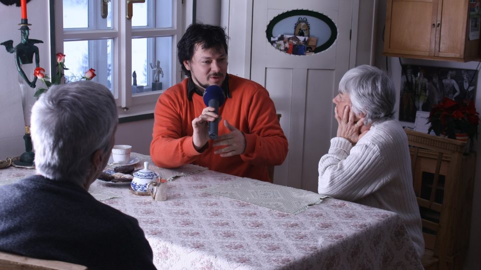 Redaktor Ivan Studený si povídá s manželi Vávrovými o možnostech současného kamnářství