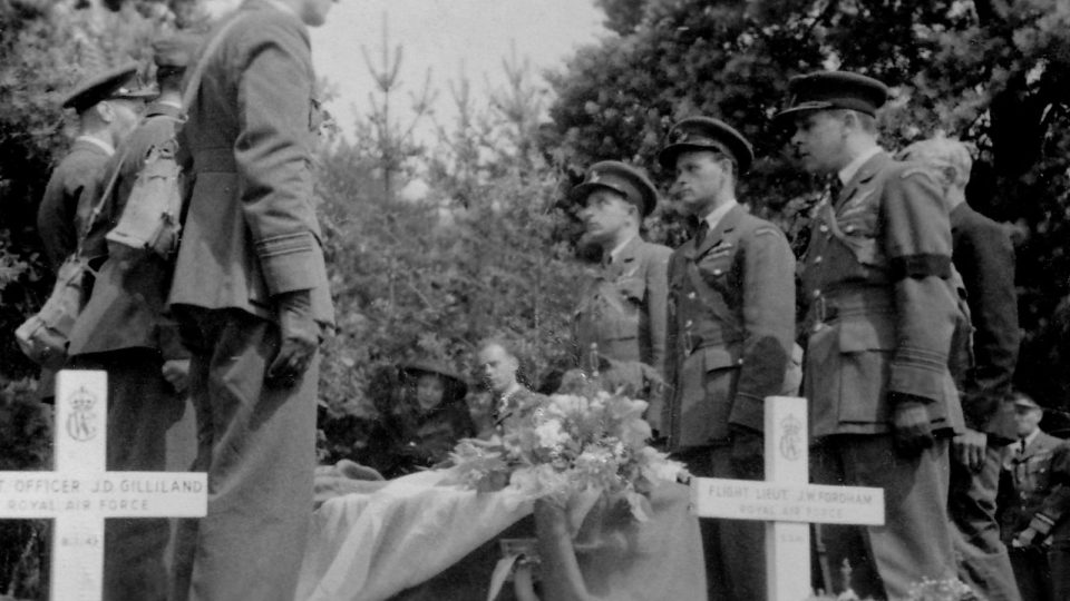 Vojenský pohřeb Josefa Ocelky (z knihy Za hroby se lvy)