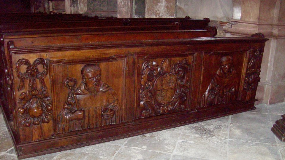 Detail zdobené kostelní lavice