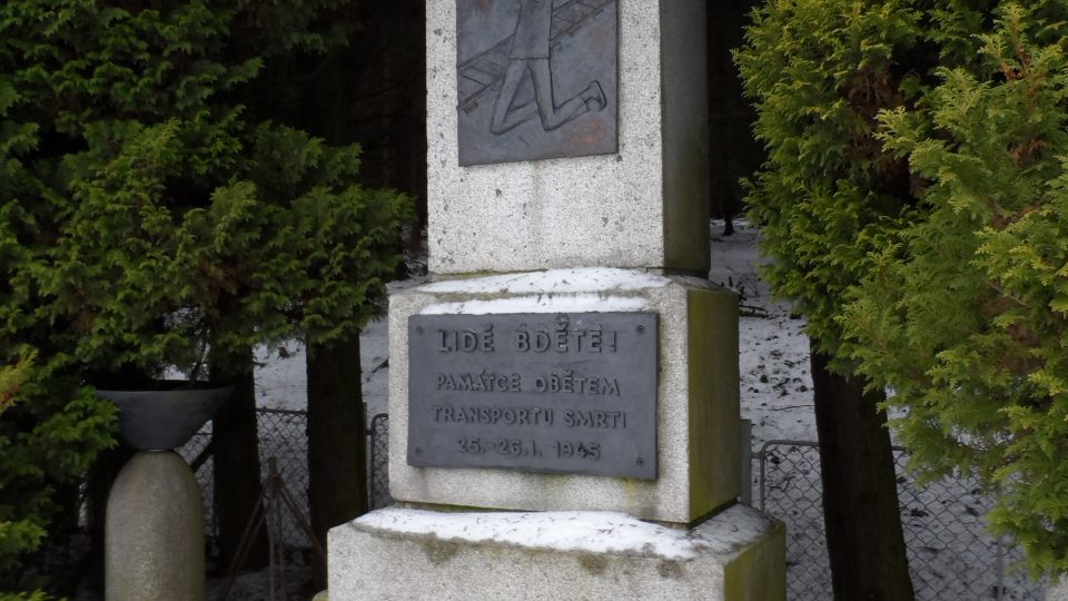 Památník nad společným hrobem obětí vlaku smrti u Omlenic