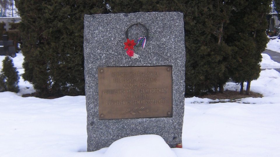Pomník na městském hřbitově u sv. Otýlie na místě, kam byla svážena těla mrtvých vězňů
