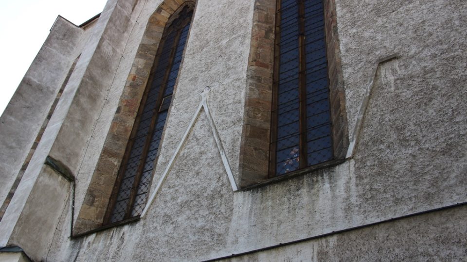 Kostel Obětování Panny Marie v Českých Budějovicích, na zdi jsou vidět pozůstatky po zaniklé kapli