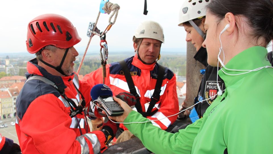 Jihočeští záchranáři cvičili na Černé věži v Českých Budějovicích. Akce simulovala zásahy ve výškových objektech