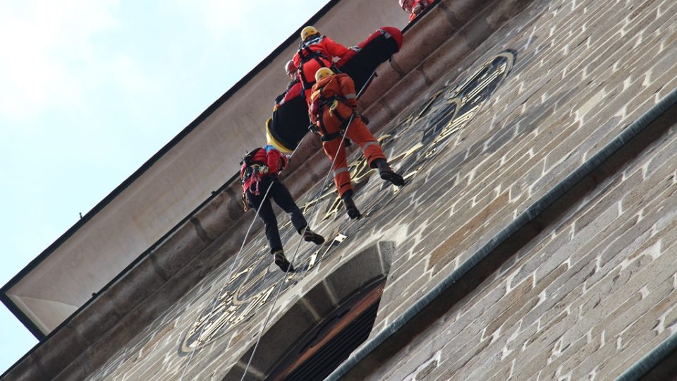 Jihočeští záchranáři cvičili na Černé věži v Českých Budějovicích. Akce simulovala zásahy ve výškových objektech