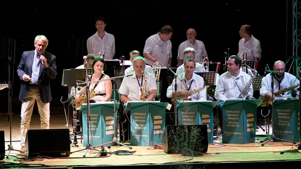 Josef Laufer vystoupil s Rozhlasovým swingovým orchestrem v Českých Budějovicích při festivalu Múzy na vodě