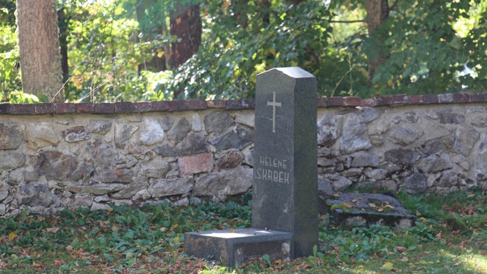 Park Adalberta Stiftera v Horní Plané. U kaple býval hřbitov