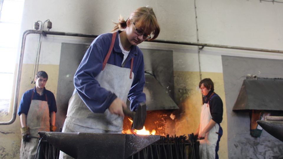 Mezi kovářskými učni v Hněvkovicích jsou i dvě dívky. Na snímku Veronika Krulová
