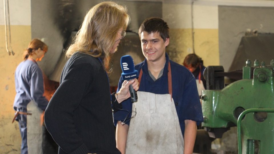 Budoucí kováři se učí řemeslu v Hněvkovicích