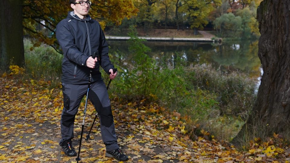 Chůze nordic walking velmi prospěje vašemu zdraví. Lukáš Martinek předvádí techniku