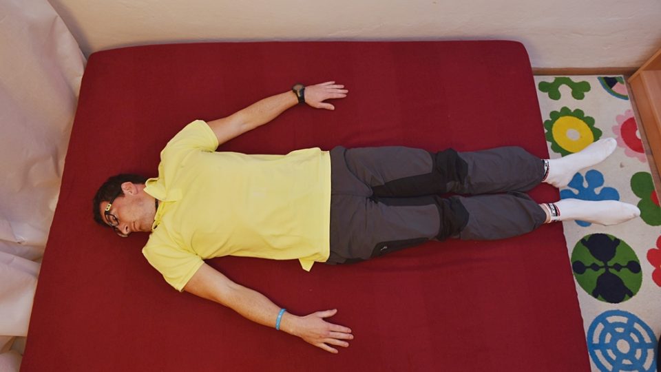 Lukáš Martinek ukazuje cviky, které jsou vhodné na protažení v posteli po probuzení