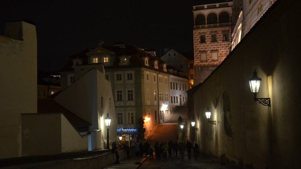 Míříme z Hradčanského náměstí ke Karlovu mostu