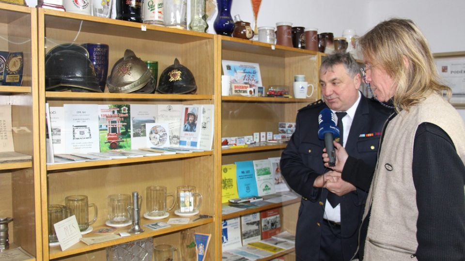SDH Záboří bojuje v soutěži Dobráci roku. Sbor provozuje vlastní minimuzeum, na snímku starosta Josef Kovářík