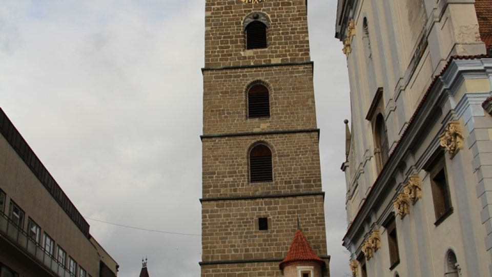 Černá věž neměla vždy svou charakteristickou barvu. Původně byla světlá a pískovec zčernal nejspíš při velkém požáru v roce 1641