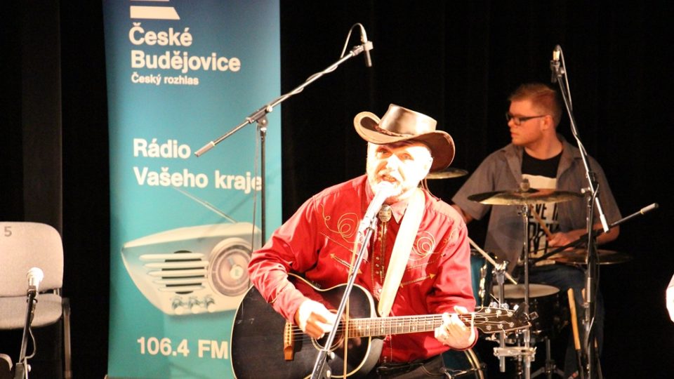 Tomáš Linka vystoupil ve studiovém sále budějovického rozhlasu s kapelou Starý fóry