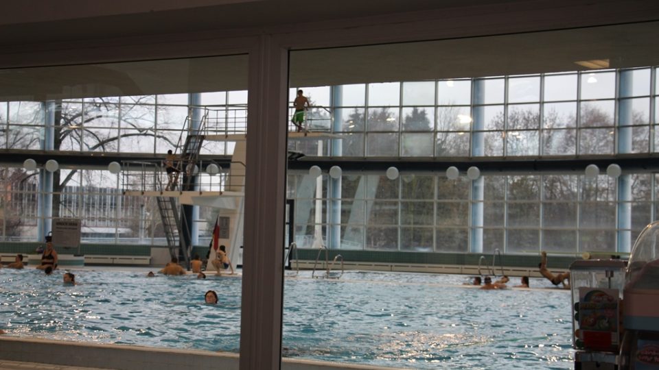 Od bazénu mají návštěvníci prosklenou stěnou výhled na řeku Vltavu