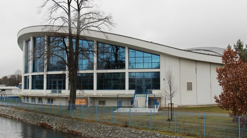 Budovu kryté plovárny navrhl architekt Bohumil Böhm v roce 1958. Byla to první česká sportovní stavba se zavěšenou lanovou střechou