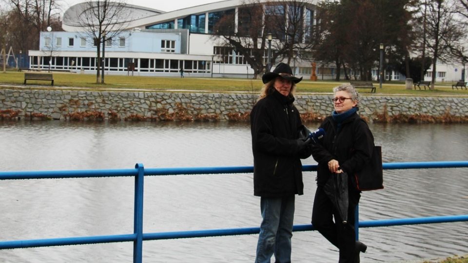 Redaktor Zdeněk Zajíček a architektka Marika Petrmanová s budovou plaveckého stadionu za zády