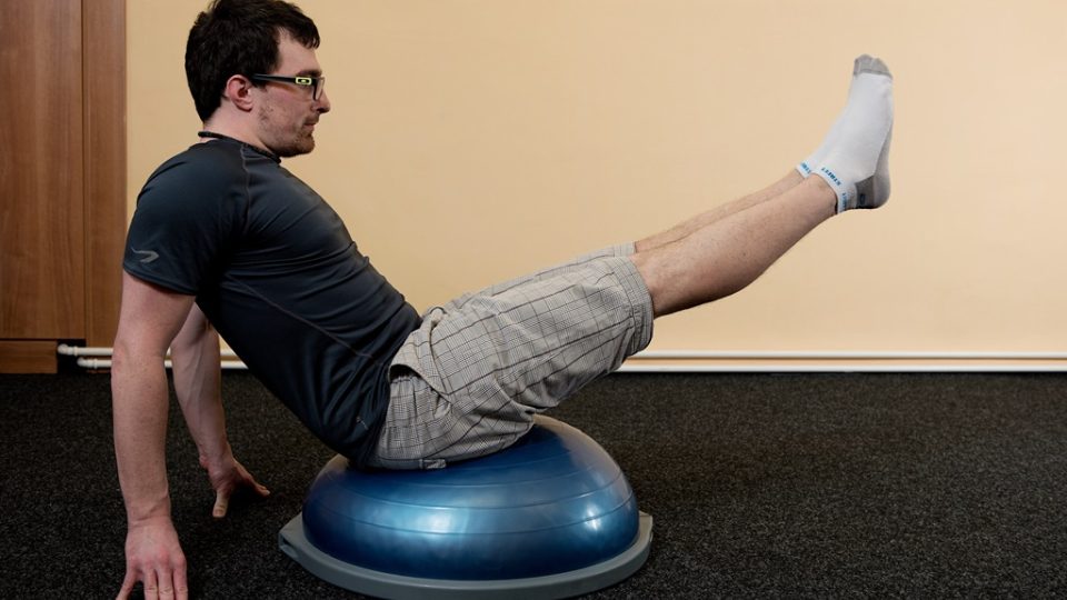 Posilování břišních svalů - zdvihejte natažené nohy lehce vzhůru a zpět do základní polohy. Cvik opakujte nejméně pětkrát ve třech sériích