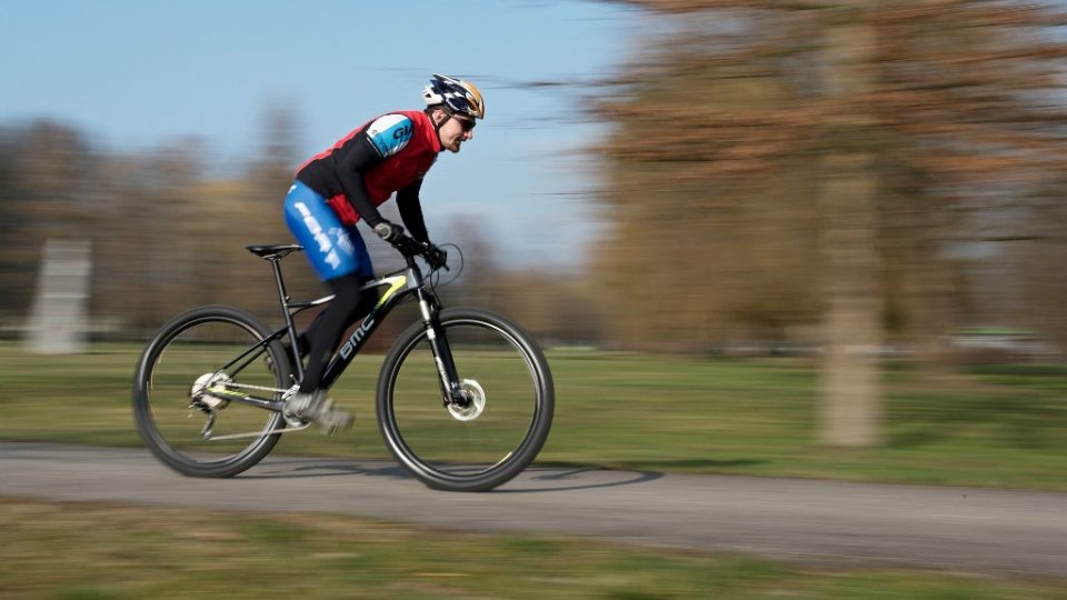Jízda na kole je jedním z nejzdravějších pohybů. Váhu těla má jezdec souměrně rozdělenou mezi ruce a sedací partie, zároveň nepřetěžuje dolní končetiny