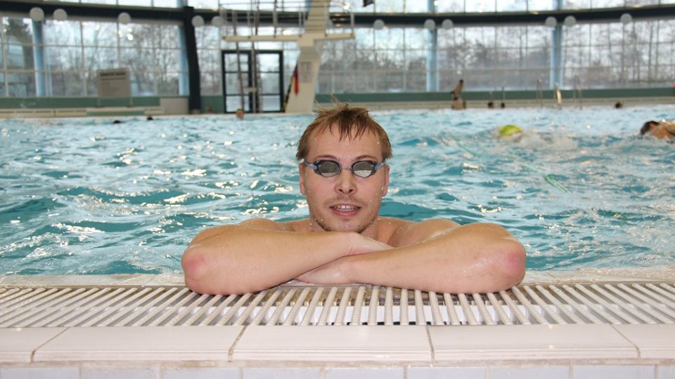 Plavecké brýle by vám v bazénu nikdy neměly chybět. Při delším koukání do vody bez nich dochází k podráždění očí