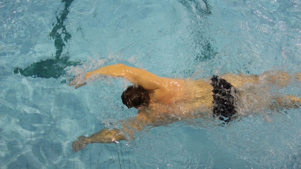 Správně provedený plavecký styl „kraul“. Výhodou tohoto stylu je rychlost. Při plavání ale příliš nezáleží na konkrétním stylu, podstatná je správná technika. Plavání není silovým sportem, ale naopak dynamickým a svižným