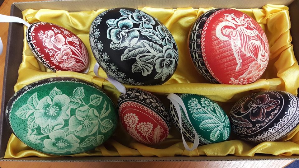 Marcela Jedlínská do skořápky vajíček pomocí vrtačky gravíruje nejrůznější velikonoční motivy