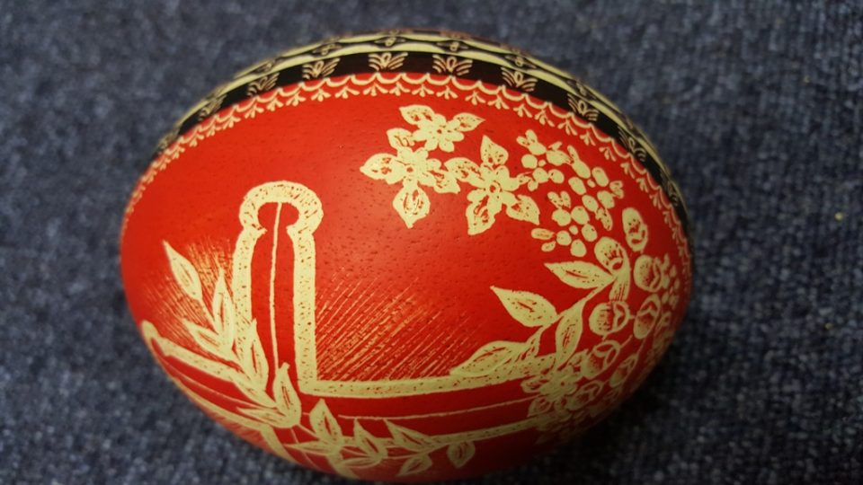 Marcela Jedlínská do skořápky vajíček pomocí vrtačky gravíruje nejrůznější velikonoční motivy