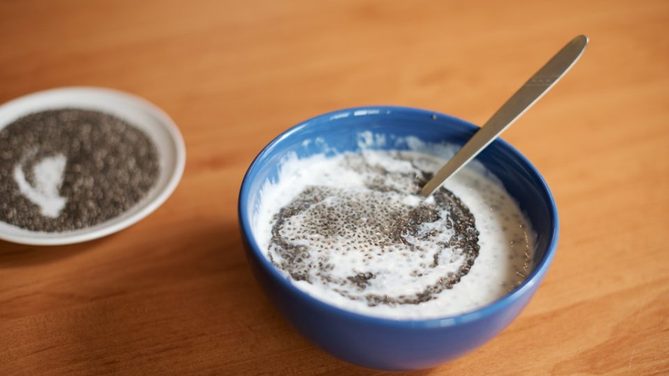 Chia semínka zamíchejte do jogurtu, pak stačí už jen přidat müsli a ovoce a máte ideální zdravou snídani