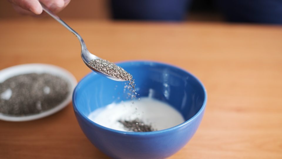 Chia semínka se hodí například pro přípravu snídaňového müsli s jogurtem či jiných variant snídaní