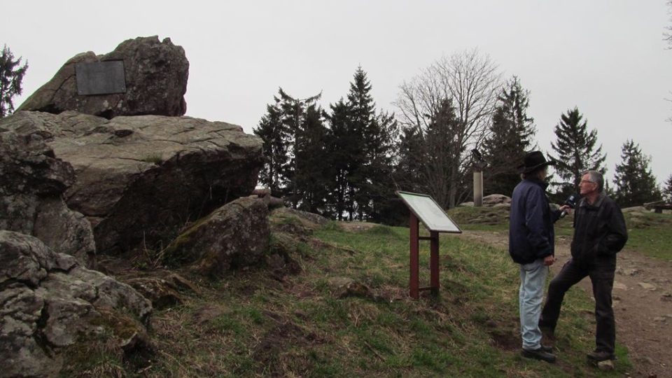 Pamětní deska na vrcholu Kleti se znovuzrodila také díky Společnosti žebříkového kamene na Kleti