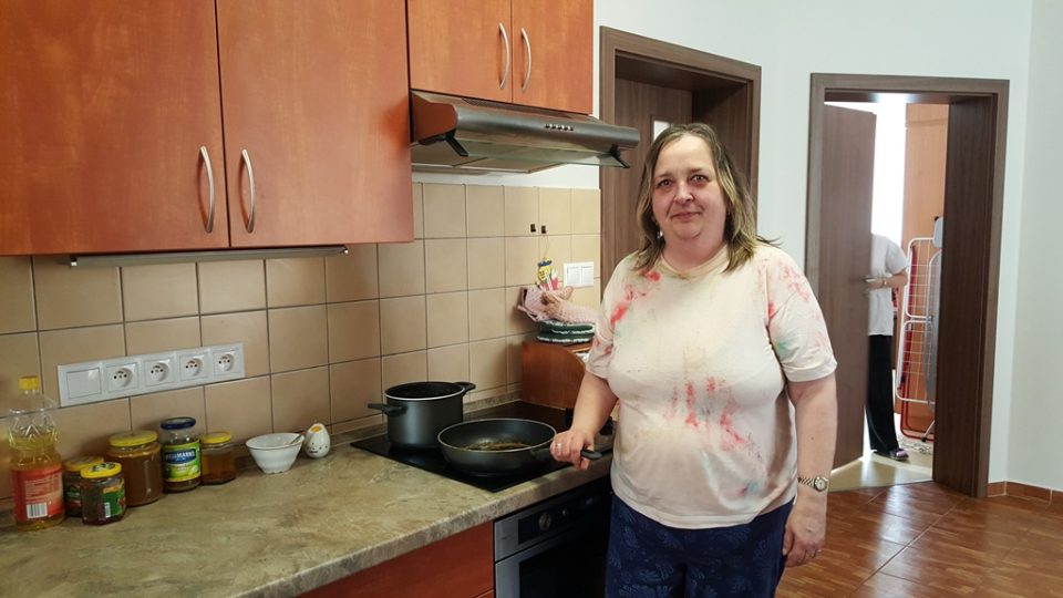 Při vaření se ženy v chráněném bytě střídají