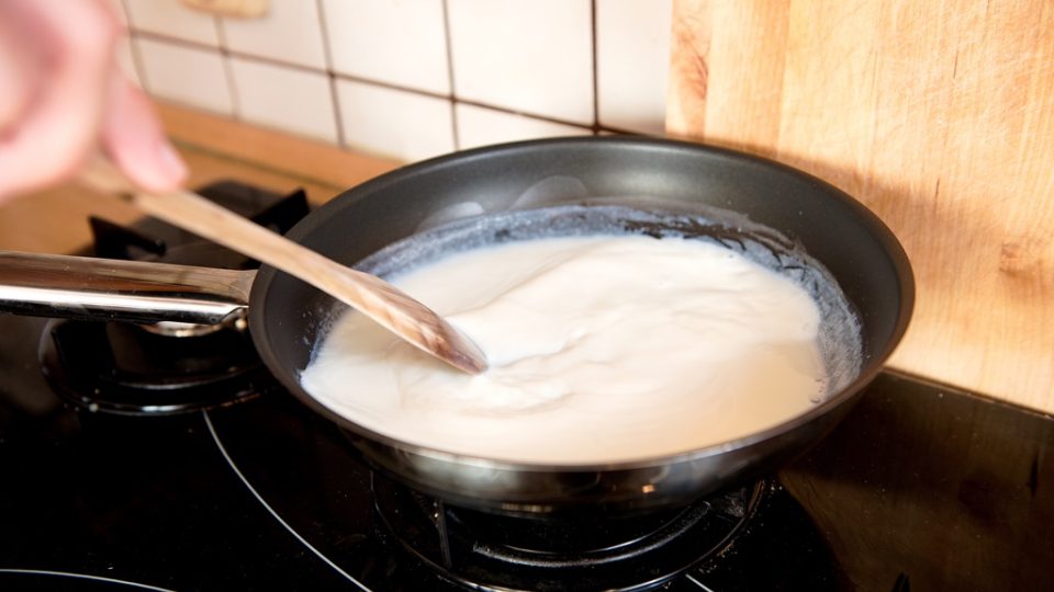 K přípravě ovesné kaše je z nutričního hlediska výhodnější použít mléko než obyčejnou vodu