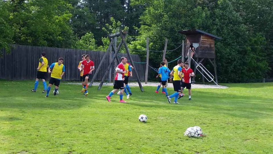 Zápas rakouského klubu Hoheneich se sousední vesnicí Kirchberg v nejnižší fotbalové soutěži