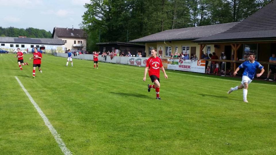 Zápas rakouského klubu Hoheneich se sousední vesnicí Kirchberg v nejnižší fotbalové soutěži