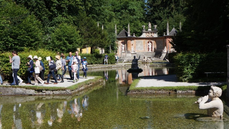 Salzburský zámek Hellbrunn láká. Nabízí umělé jeskyně a vodní hry se záludnými vodotrysky a fontánami 