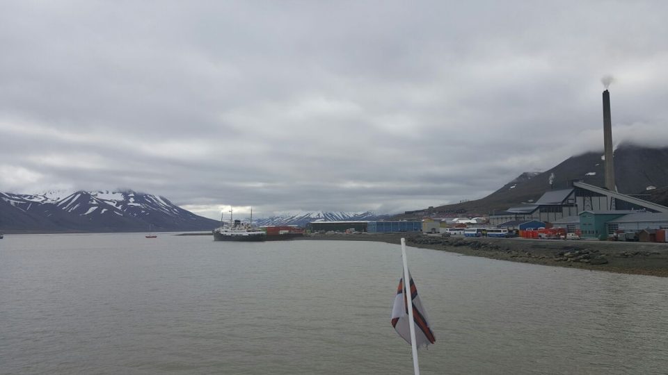 Lodě u městečka Longyearbyen v Arktidě, kam pravidelně jezdí jihočeští vědci. Odsud ještě odjíždějí do terénní stanice v zátoce Petunia, která je zcela mimo civilizaci