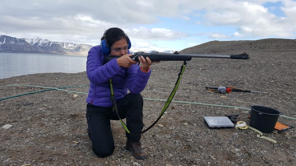 Po příjezdu na výzkumnou stanici v arktické divočině musela Romana Lehmannová absolvovat střelecký kurz. Hrozí tu totiž napadení ledním medvědem