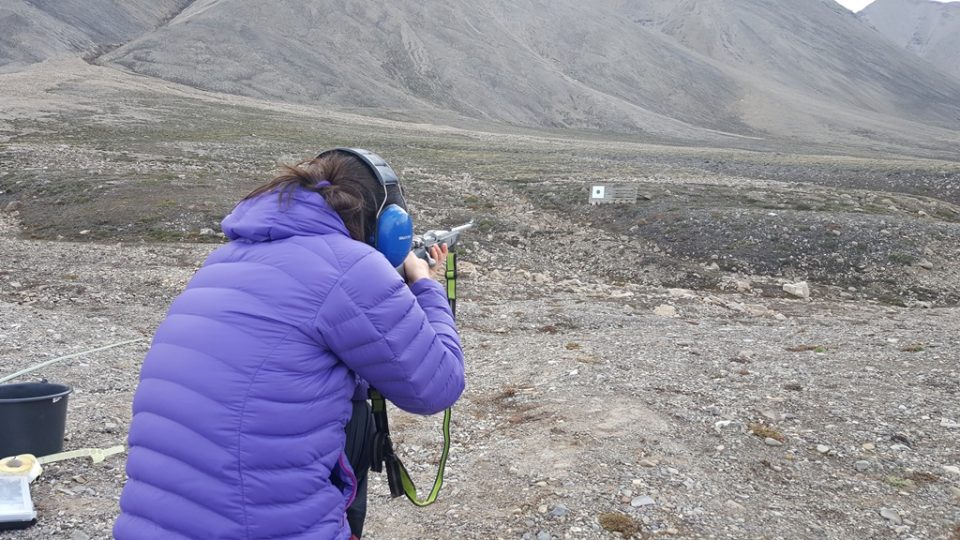 Po příjezdu na výzkumnou stanici v arktické divočině musela Romana Lehmannová absolvovat střelecký kurz. Hrozí tu totiž napadení ledním medvědem