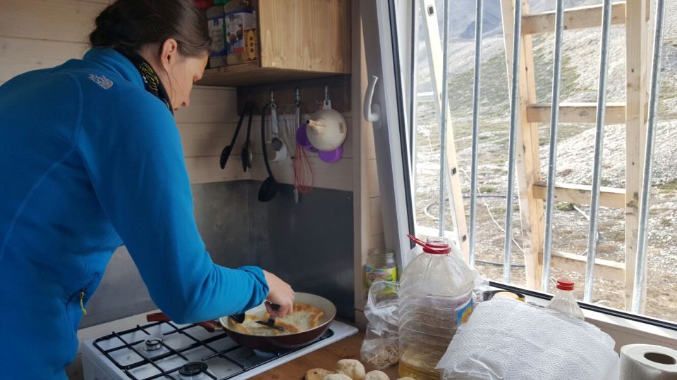 Studentka Tereza Hromádková připravuje langoše pro účastníky expedice v Arktidě