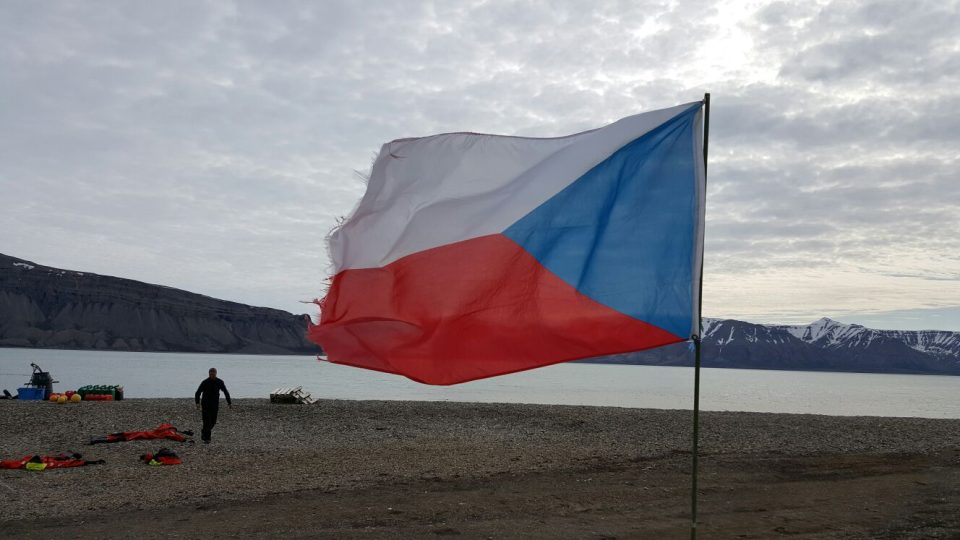 Stanice Centra polární ekologie na Špicberkách uprostřed arktické divočiny