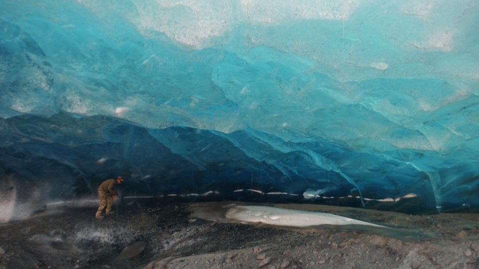 Ještě v roce 2015 byla u ledovce Nordenskiold jeskyně, v roce 2016 už ji vědci našli zřícenou