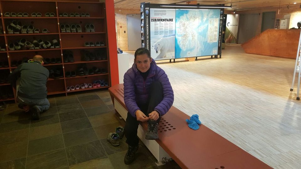 Romana Lehmannová se musela zout i před vstupem do muzea v Longyearbyen