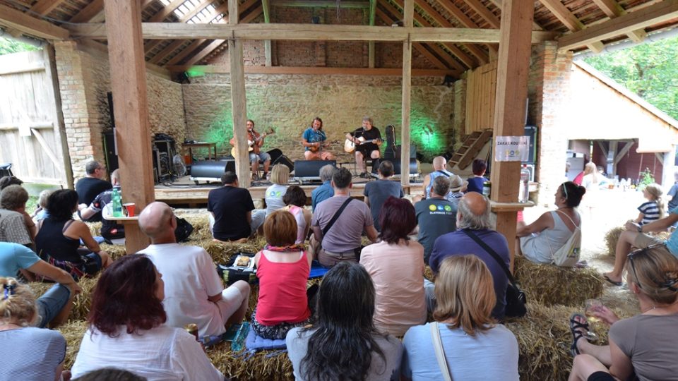 Hudební stodola v Maříži při koncertu Oskar Petr Trio