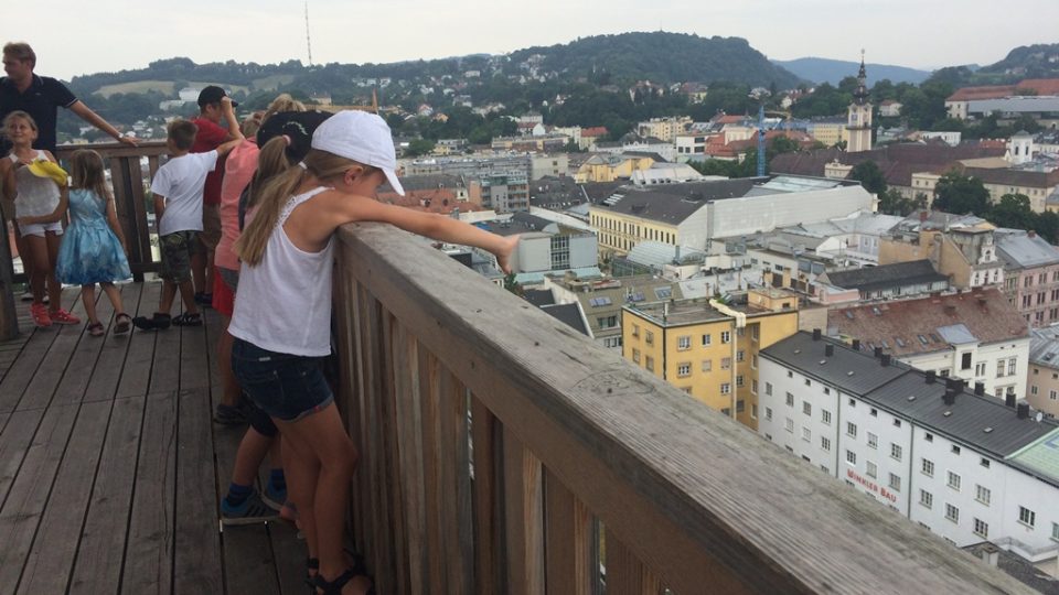 Výhled na rakouský Linec z prohlídkové trasy po střechách města