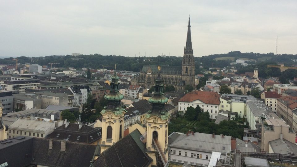 Výhled na rakouský Linec z prohlídkové trasy po střechách města