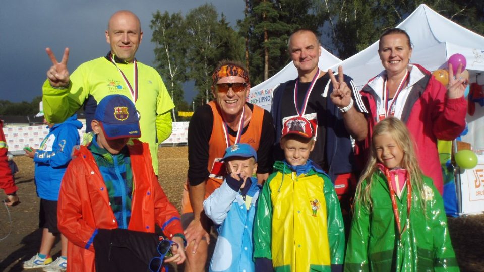 Členové rozhlasové štafety pro maraton na Lipně v cíli závodu