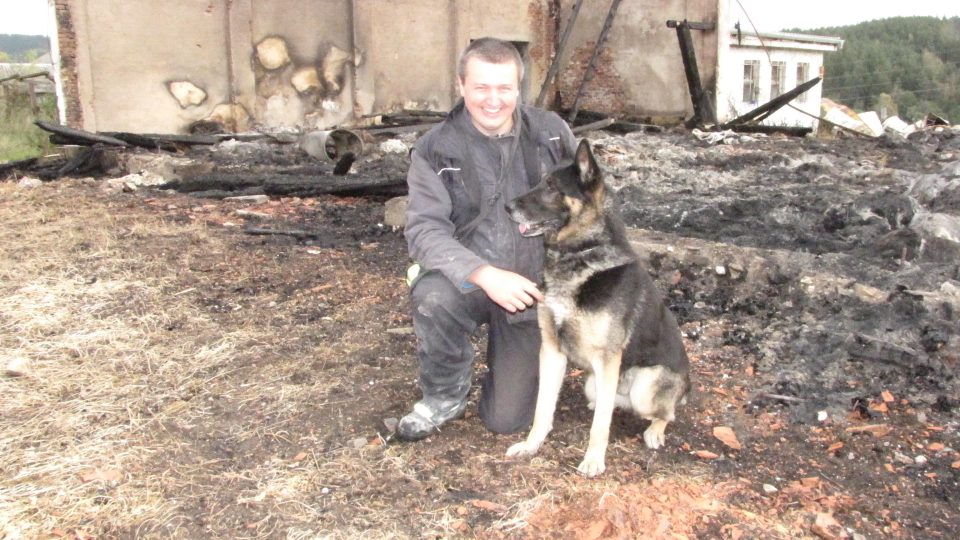 Vyšetřovateli požárů pomáhá psovod Vítek Švagr s belgickým ovčákem Exem