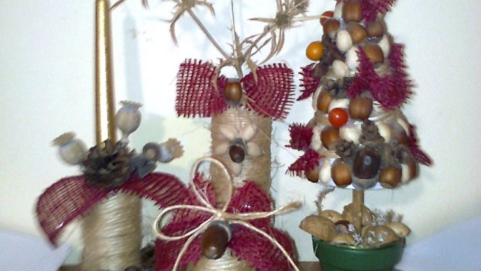 Vánoční zátiší ze svícnu, zvonečku, stromečku a vázičky pro větvičku barborky nebo zlatice