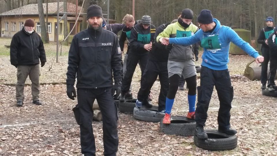 Fyzická příprava policistů v areálu u Lišova, kterou vede instruktor službení přípravy Pavel Strnad